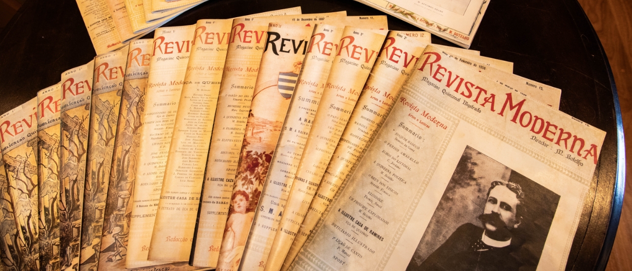 Foto de várias revistas dispostas em formato de leque, todas com o título Revista Moderna.