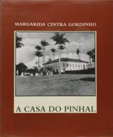 Capa de livro marrom com uma foto de casarão no centro. Acima da foto, está escrito em branco "Margarida Cintra Gordinho". Abaixo da foto, escrito em preto sobre fundo branco, está "A casa do Pinhal".